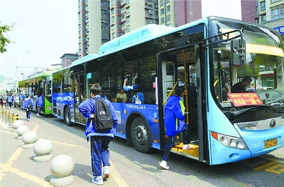 嘉陵區(qū)：定制公交溫暖求學(xué)路